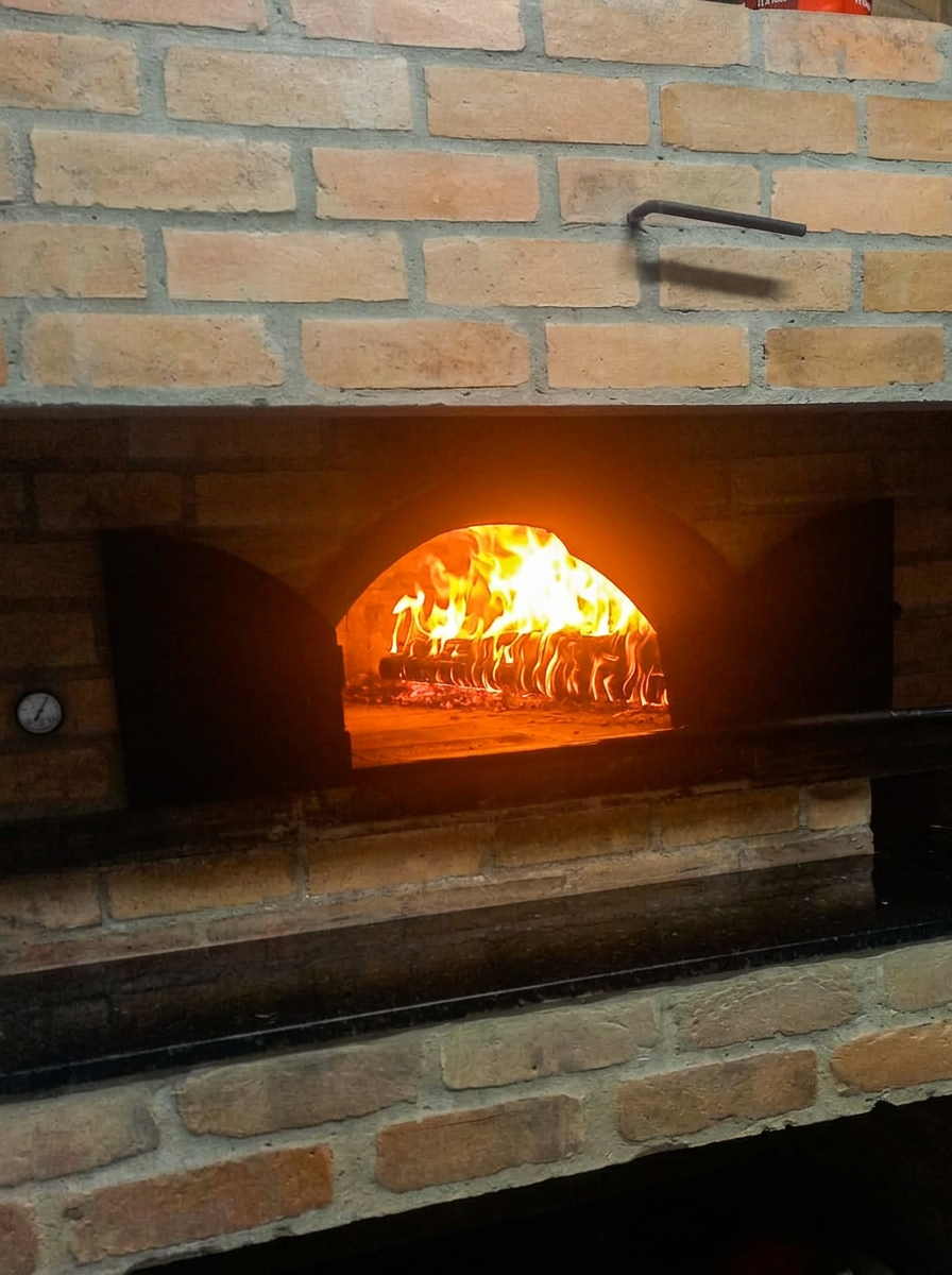 Forno a lenha autêntico da CAMBUCI Forno e Mesa